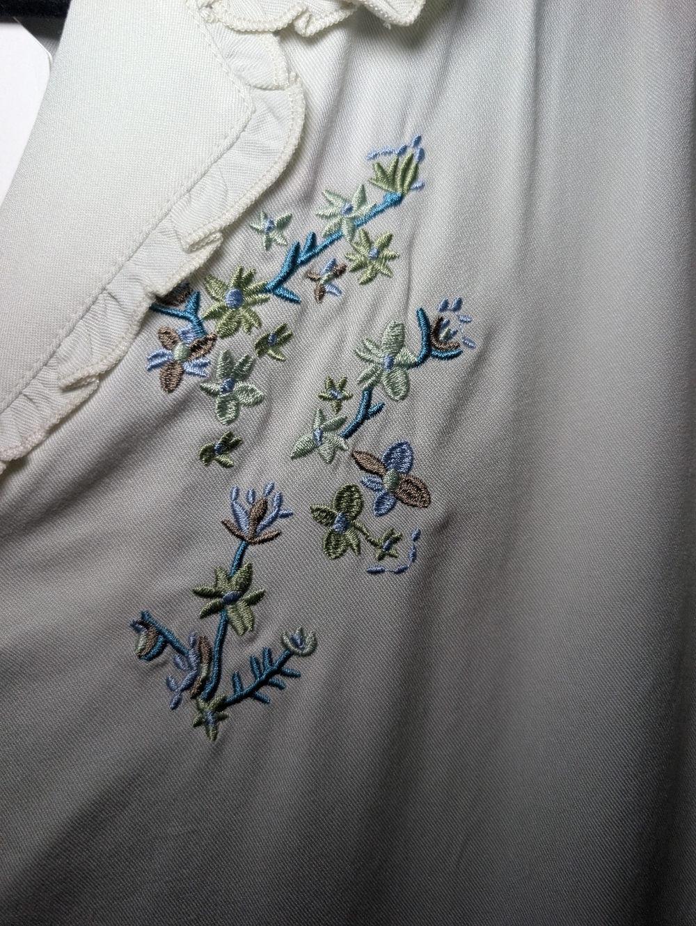 Simple Retro Button-Front Blouse with Blue Floral Embroidery - Picture 5 of 7